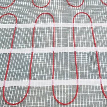 Elektrische vloerverwarming mat op de vloer