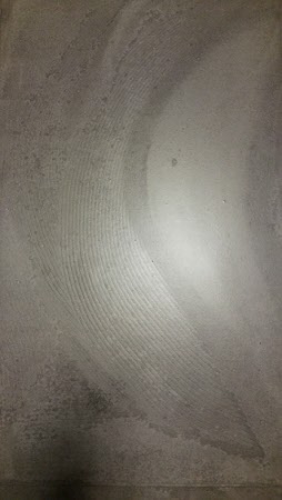 betonlook egaline donker grijs aangebracht met spaan